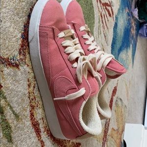 Women’s Nike casual shoe